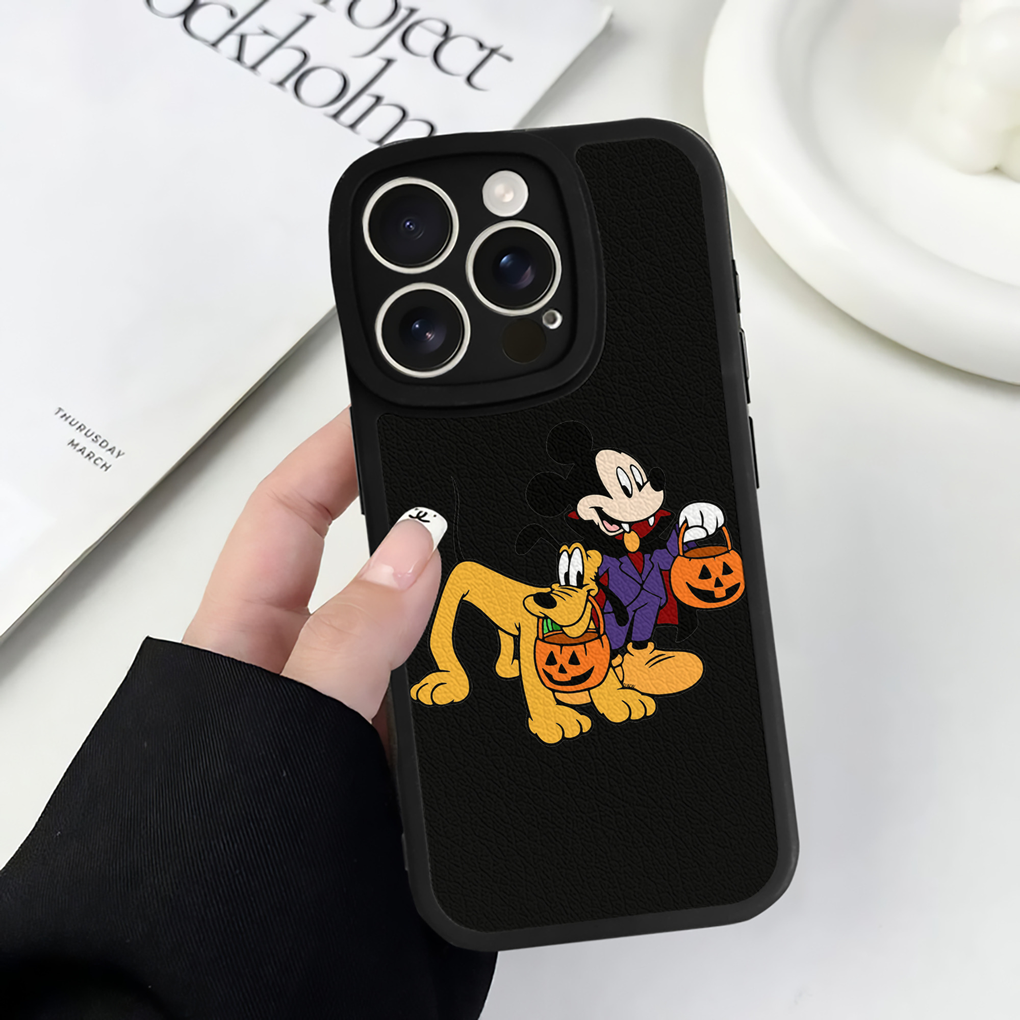 （画像用） ミッキーマウス Mickey Mouse 【iPhone 16シリーズ対応】シリコンスマホケース（レザー調） 材質：シリコン